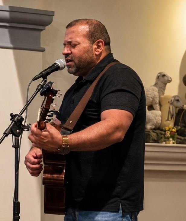 Fagner Bernardo singing and playing guitar